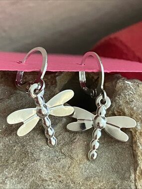 5/$10❤️❤️❤️NEW Silver Tone Zinc Alloy Dragonfly Dangle Lever Back Post Earrings